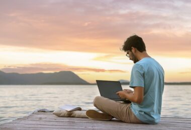 shutterstock 2160904153 380x260 - Arbeiten auf der ganzen Welt – wie wird man ein digitaler Nomade?